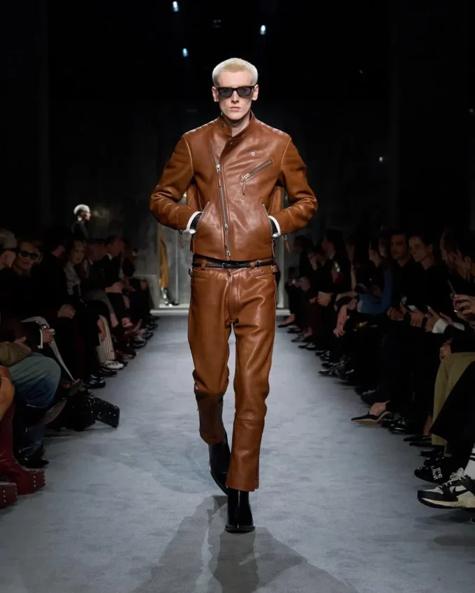 Asymmetrische Racerjacke aus Büffelleder