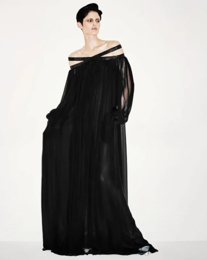 Besticktes Abendkleid aus Seidenchiffon mit schulterfreiem Ausschnitt
