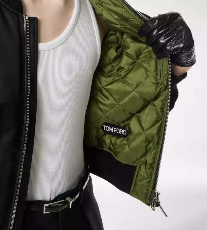 Bomberjacke aus Seidensatin