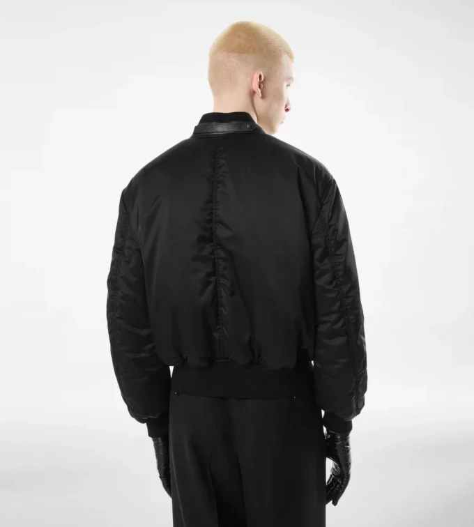 Bomberjacke aus Seidensatin