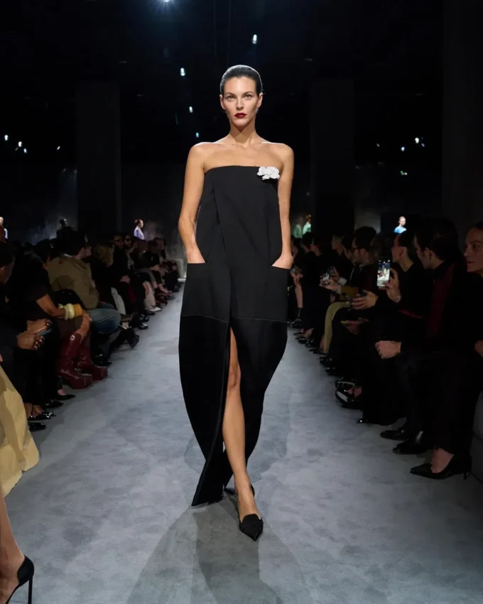 Elegantes trägerloses Abendkleid aus Wolle