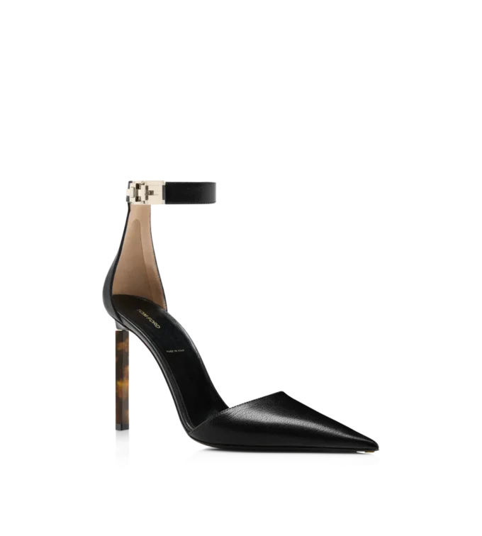 Geschmeidige Pumps aus genarbtem Leder mit T-Riegel-Fesselriemchen