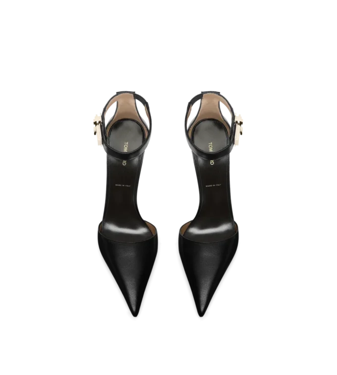 Geschmeidige Pumps aus genarbtem Leder mit T-Riegel-Fesselriemchen