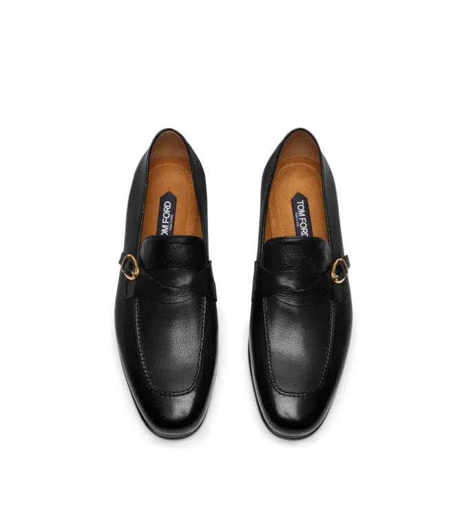 Geschmeidiger Loafer aus genarbtem Leder mit verdrehter Schnalle von Gigi