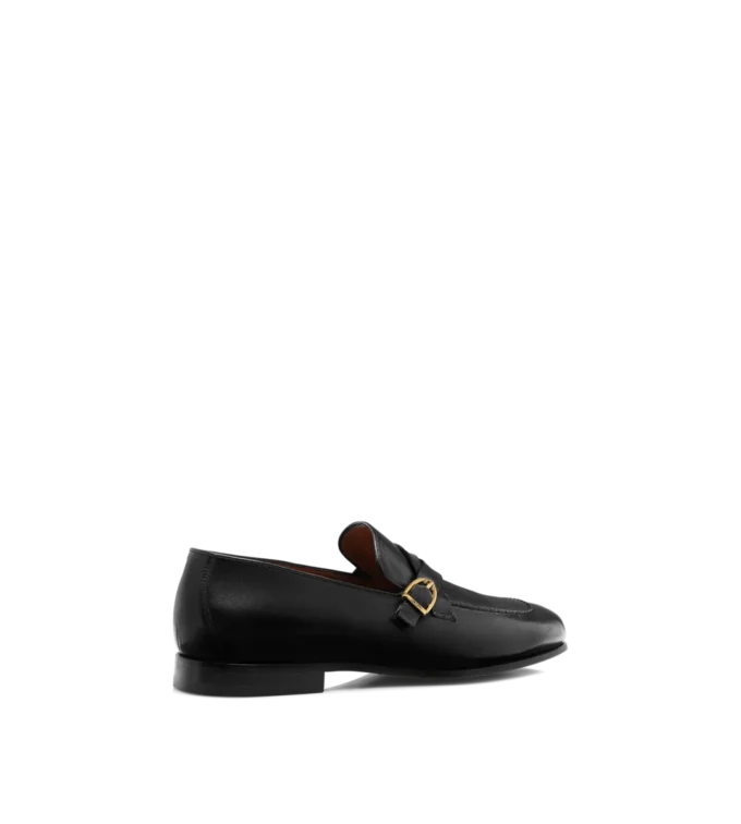 Geschmeidiger Loafer aus genarbtem Leder mit verdrehter Schnalle von Gigi