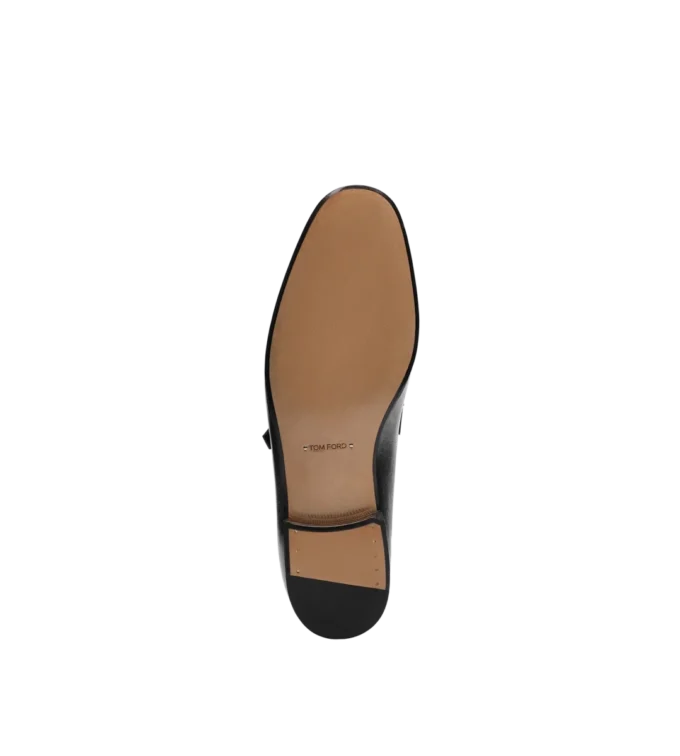 Geschmeidiger Loafer aus genarbtem Leder mit verdrehter Schnalle von Gigi