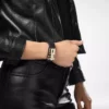 Geschmeidiges T-Verschluss-Armband aus genarbtem Leder