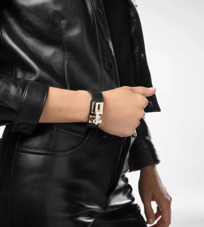 Geschmeidiges T-Verschluss-Armband aus genarbtem Leder