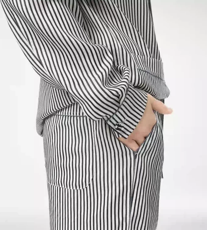 Gestreiftes Seiden-Pyjamahemd mit Paspelierung und tonalem TF-Sticklogo