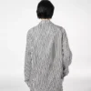 Gestreiftes Seiden-Pyjamahemd mit Paspelierung und tonalem TF-Sticklogo
