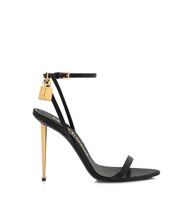 Glänzende Leder-Sandalen mit spitzen Zehen und Vorhängeschloss-Verzierung