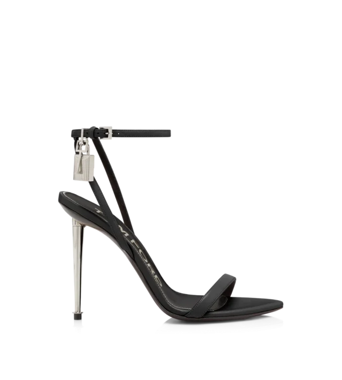 Glänzende Leder-Sandalen mit spitzen Zehen und Vorhängeschloss-Verzierung