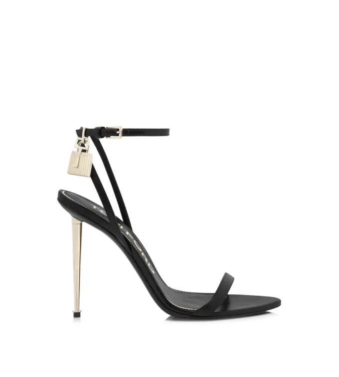 Glänzende Leder-Sandalen mit spitzen Zehen und Vorhängeschloss-Verzierung