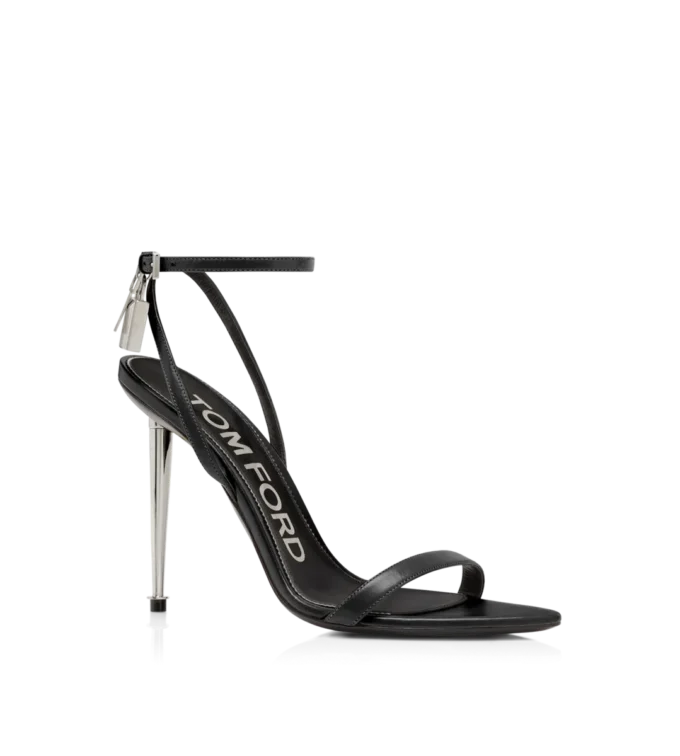 Glänzende Leder-Sandalen mit spitzen Zehen und Vorhängeschloss-Verzierung