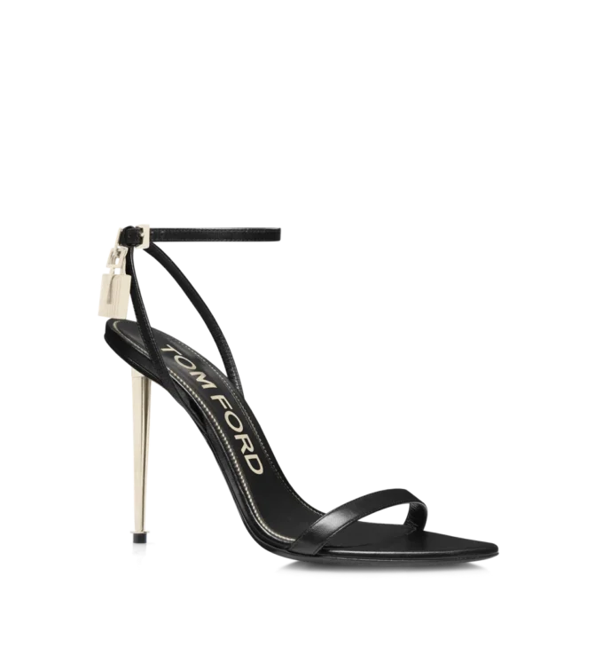 Glänzende Leder-Sandalen mit spitzen Zehen und Vorhängeschloss-Verzierung