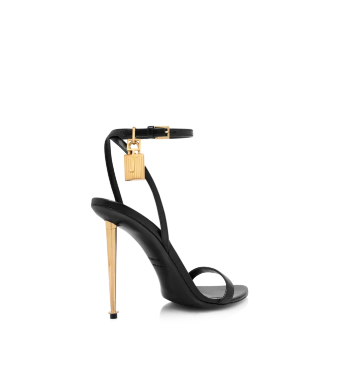 Glänzende Leder-Sandalen mit spitzen Zehen und Vorhängeschloss-Verzierung