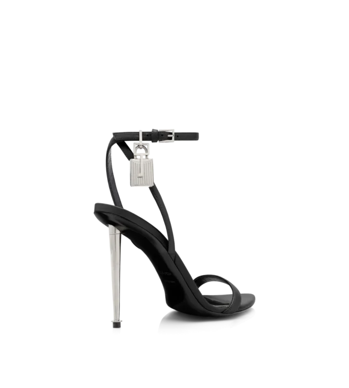 Glänzende Leder-Sandalen mit spitzen Zehen und Vorhängeschloss-Verzierung