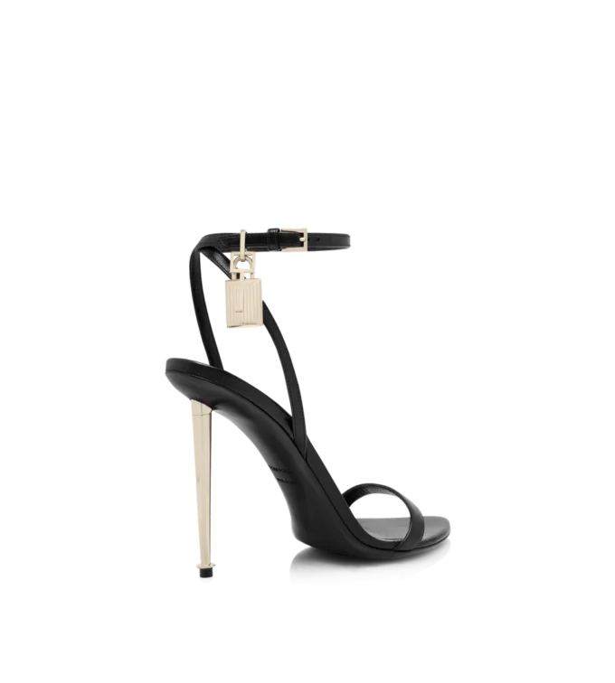 Glänzende Leder-Sandalen mit spitzen Zehen und Vorhängeschloss-Verzierung