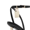 Glänzende Leder-Sandalen mit spitzen Zehen und Vorhängeschloss-Verzierung