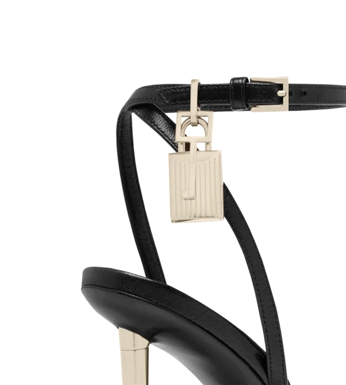 Glänzende Leder-Sandalen mit spitzen Zehen und Vorhängeschloss-Verzierung