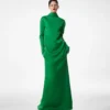Glänzendes Abendkleid aus Krepp mit Stehkragen