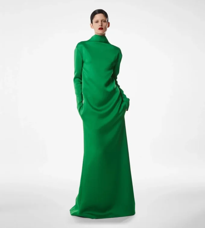Glänzendes Abendkleid aus Krepp mit Stehkragen