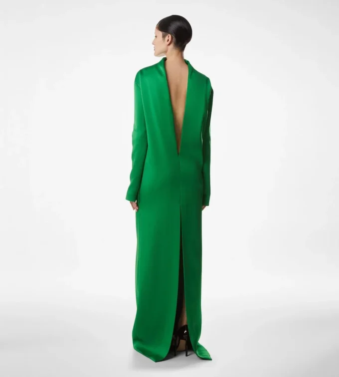 Glänzendes Abendkleid aus Krepp mit Stehkragen