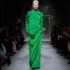 Glänzendes Abendkleid aus Krepp mit Stehkragen