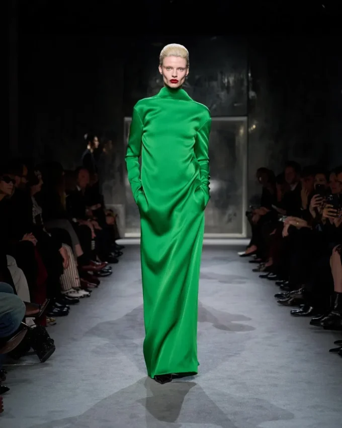Glänzendes Abendkleid aus Krepp mit Stehkragen