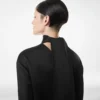Glänzendes Cocktailkleid aus Crêpe mit Stehkragen