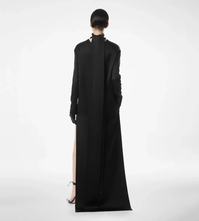 Glänzendes Cocktailkleid aus Crêpe mit Stehkragen