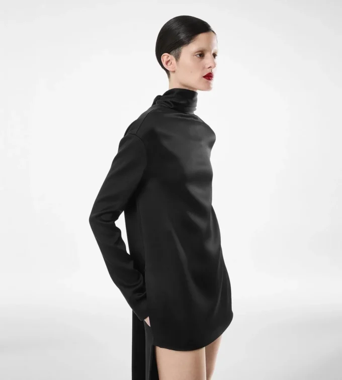 Glänzendes Cocktailkleid aus Crêpe mit Stehkragen