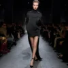 Glänzendes Cocktailkleid aus Crêpe mit Stehkragen