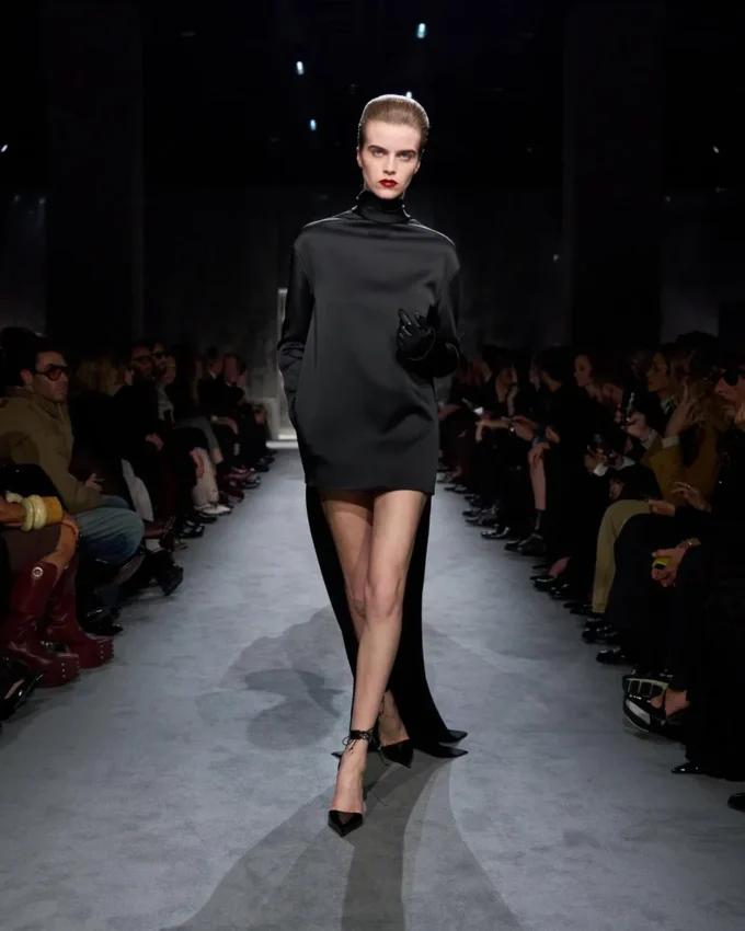 Glänzendes Cocktailkleid aus Crêpe mit Stehkragen
