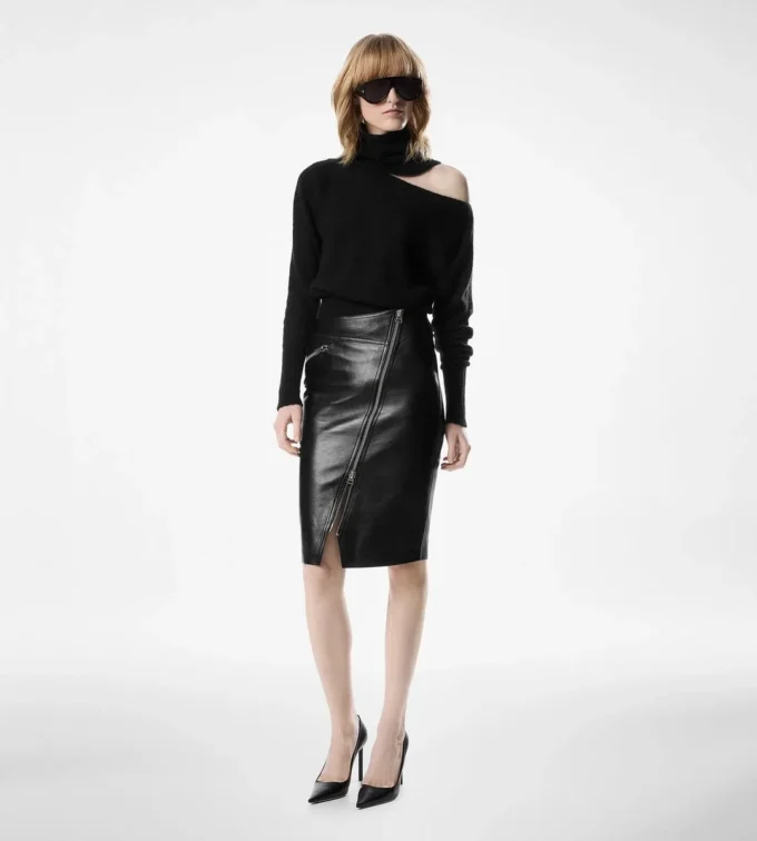 Langärmeliger Strickpullover mit U-Boot-Ausschnitt und Tom Ford-Metallplakette