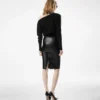 Langärmeliger Strickpullover mit U-Boot-Ausschnitt und Tom Ford-Metallplakette