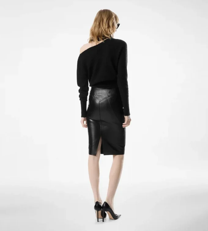 Langärmeliger Strickpullover mit U-Boot-Ausschnitt und Tom Ford-Metallplakette