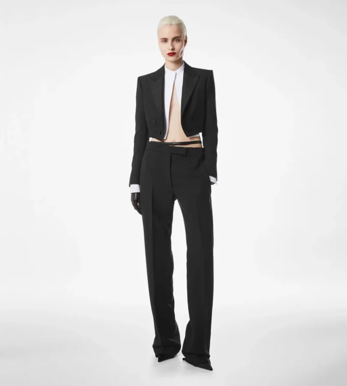 Kurze Smokingjacke aus Woll-Seiden-Mischung mit doppelter Knopfleiste