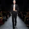 Kurze Smokingjacke aus Woll-Seiden-Mischung mit doppelter Knopfleiste
