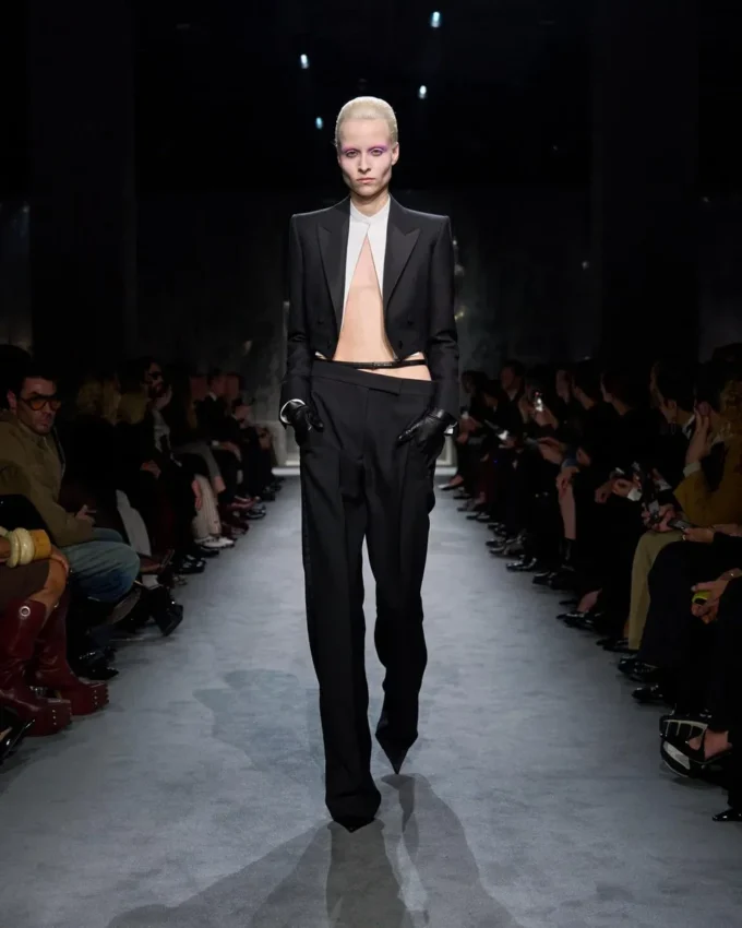 Kurze Smokingjacke aus Woll-Seiden-Mischung mit doppelter Knopfleiste