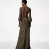 Langes Kleid mit V-Ausschnitt und offenem Rücken