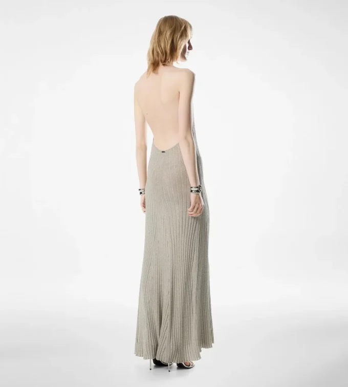 Langes Neckholder-Kleid mit offenem Rücken und Tom Ford Metallplakette