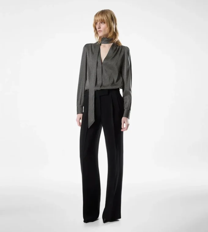 Langärmelige Seidenbluse mit V-Ausschnitt und Lavallière