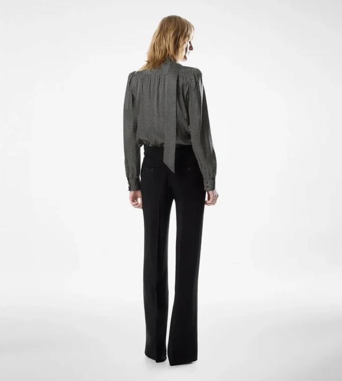 Langärmelige Seidenbluse mit V-Ausschnitt und Lavallière