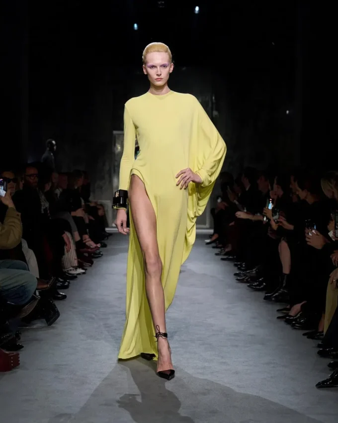 Langärmeliges Abendkleid aus Crêpe-Jersey