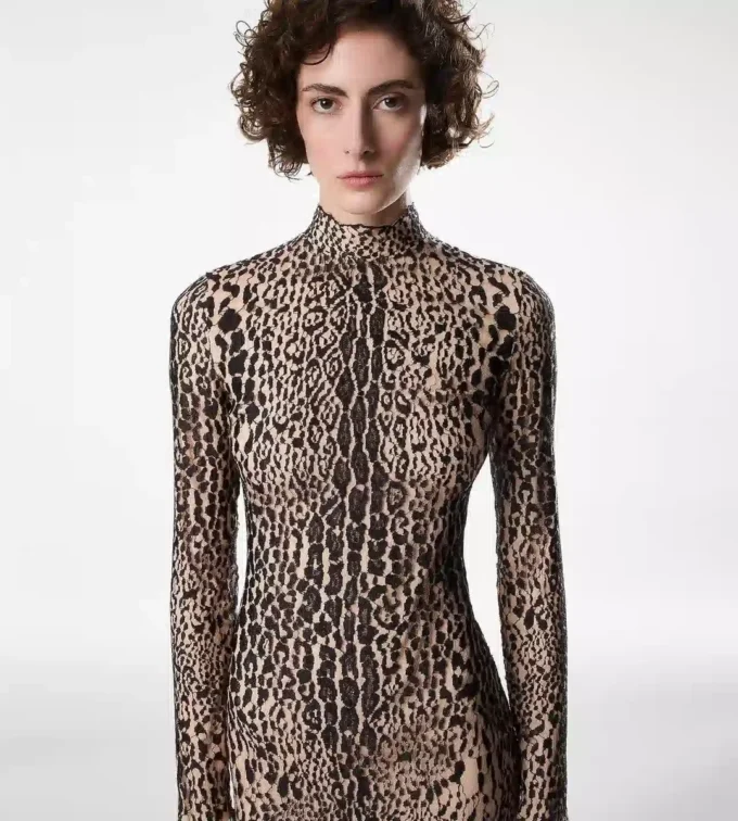 Langärmeliges Abendkleid mit Stehkragen