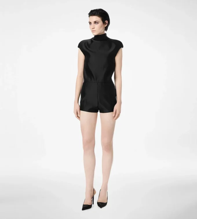 Playsuit aus doppelter Seide Duchesse mit Cut-Out