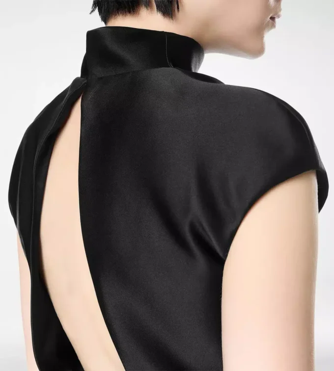 Playsuit aus doppelter Seide Duchesse mit Cut-Out