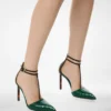 Pumps mit T-Riemen aus bedrucktem Pythonleder