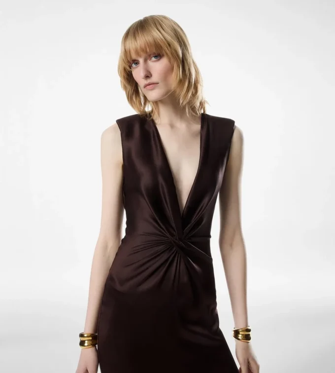 Ärmelloses Seiden-Abendkleid mit tiefem V-Ausschnitt und gedrehter Vorderseite